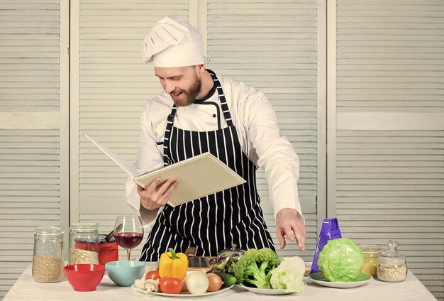 Kucharz trzymający notes z przepisami